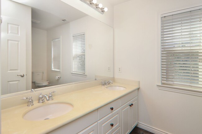 Building Photo - 1212 Lavendar Way