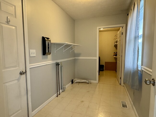 Building Photo - 928 Boyce St