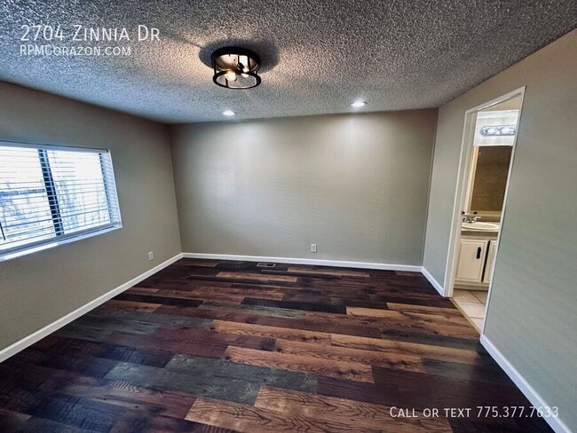 Building Photo - 2704 Zinnia Ave