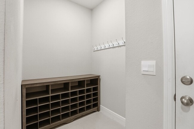 Building Photo - Finley Woods 4 bedroom 3 bath.