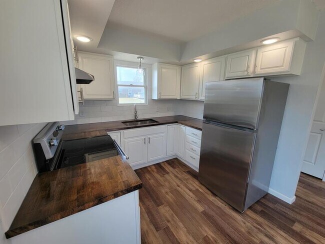 Building Photo - 2256 Fairfax Dr