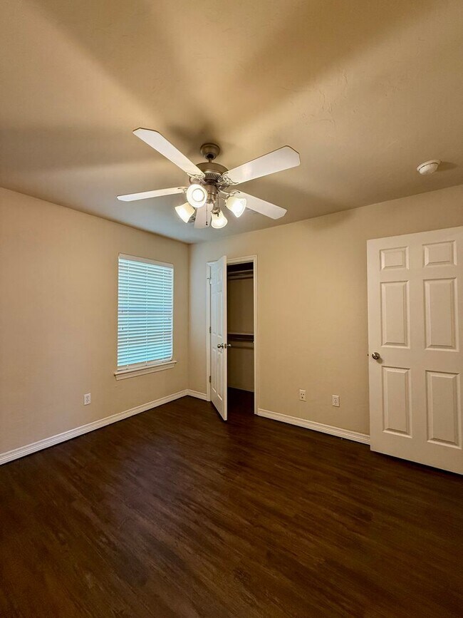 Building Photo - Spacious Home in Apple Valley- Moore
