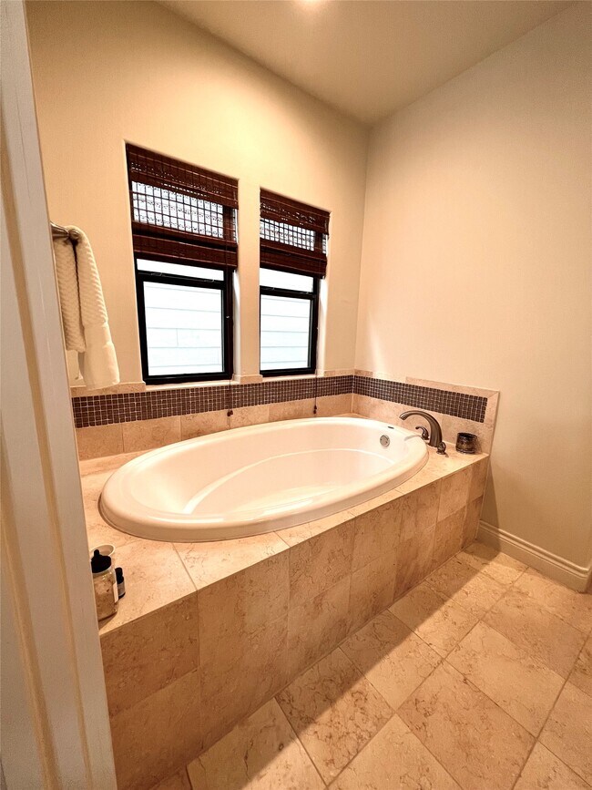 Building Photo - 3255 Maxroy St