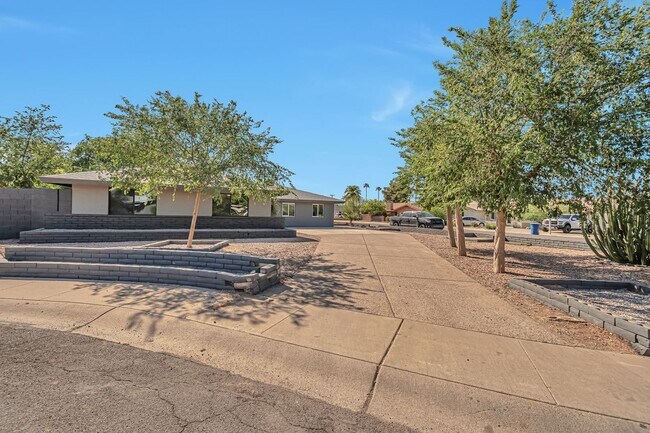 Building Photo - 6-Bedroom, 3-Bath Tempe Home with Pool, Bar & Prime Location