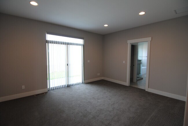 Building Photo - 1708/1710 Danny Boy Ln. Duplex