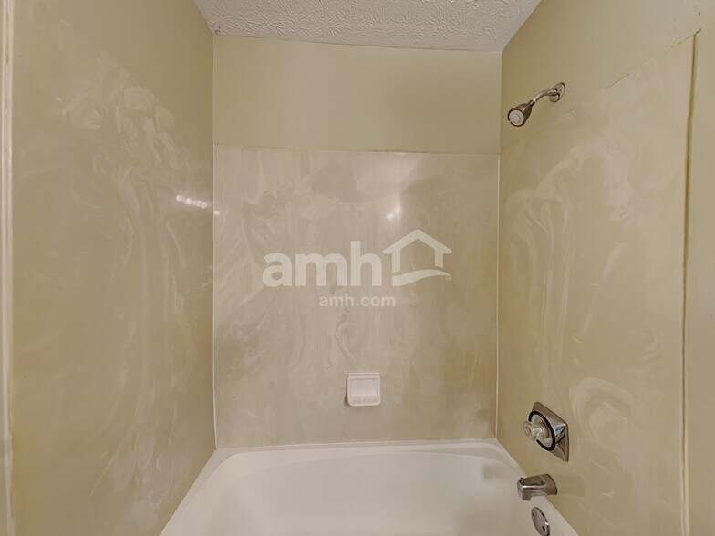 Building Photo - 8612 Oak Creek Dr