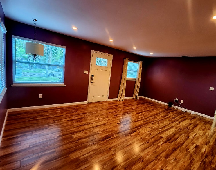 Building Photo - 539 82nd Ave N