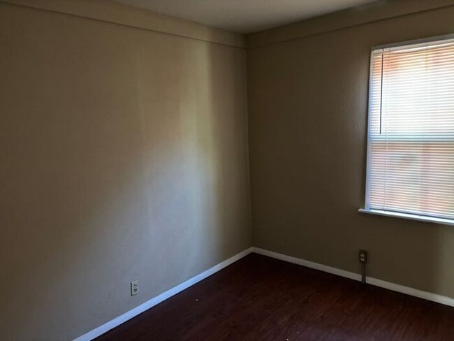 Building Photo - 3 Bedroom, 1 Bath Single Family Home - Section 8 Accepted