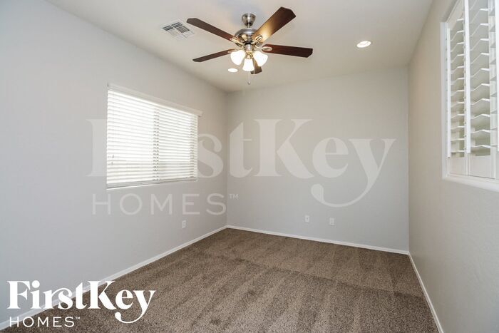 Building Photo - 797 W Vineyard Plains Dr