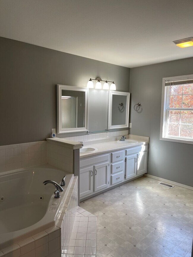 Building Photo - Available November 21st!   6 Month lease