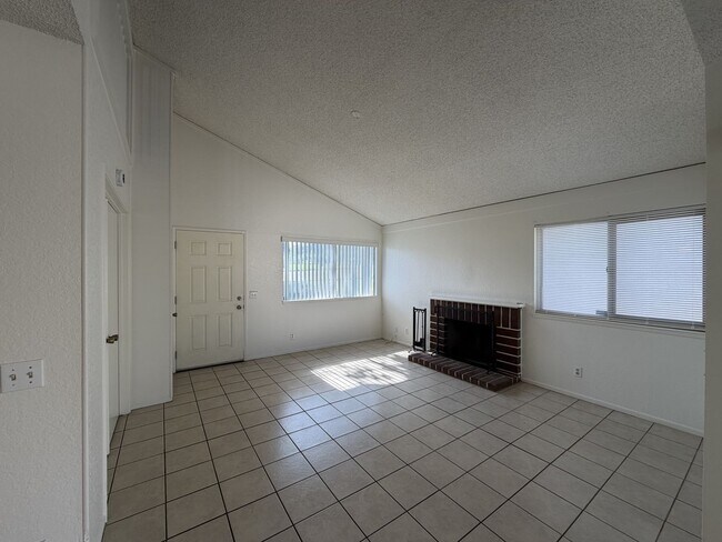 Building Photo - Redlands Townhouse in Great Complex 2+ 1.5 AVAILABLE NOW
