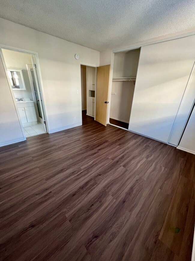 2nd bedroom, en suite shower - 406 Veteran Ave
