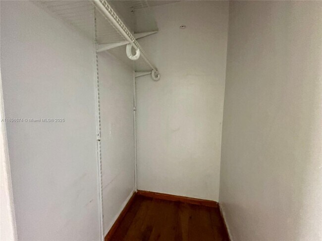 Building Photo - 1987 NE 171 St