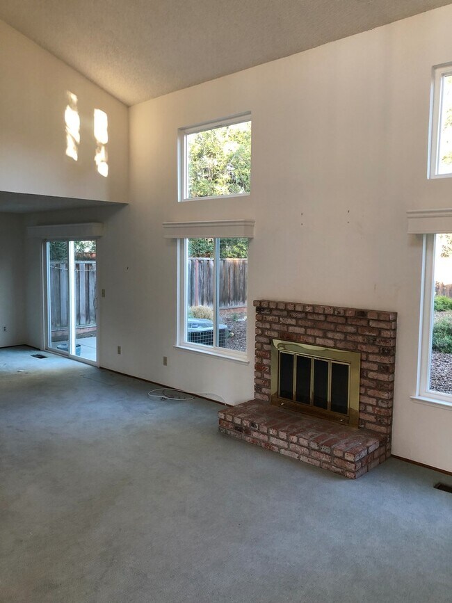 Building Photo - Not to be Missed - Well Located 3 Bedroom         3 Bath Family Home in LimeRidge