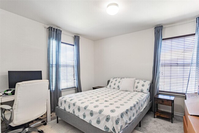 Building Photo - Spacious 3 Bedroom, 2.5 Bath Home Ready fo...