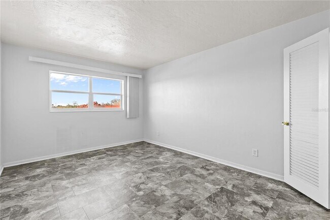 Building Photo - 221 Columbia Dr