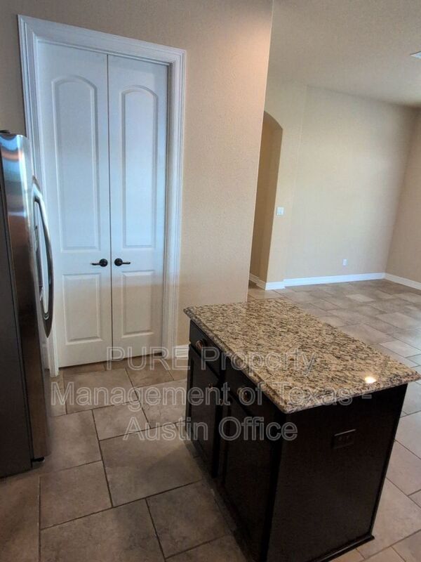 Building Photo - 325 Lombardia Dr
