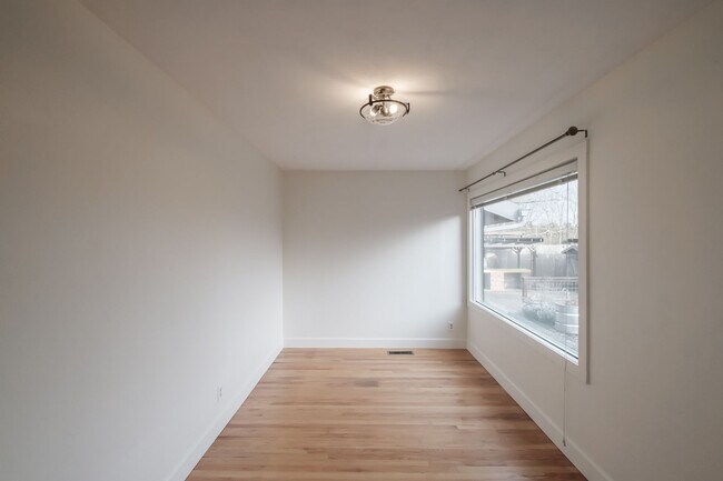 Building Photo - Charming 3-Bed 2 Bath Home with Spectacula...