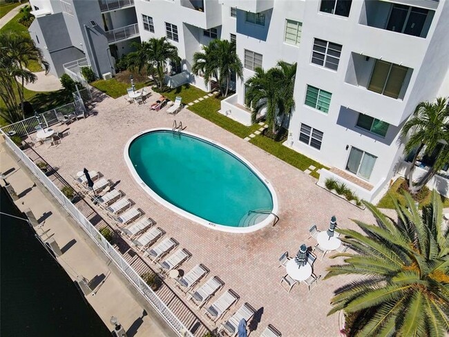 Building Photo - 2860 NE 14th St