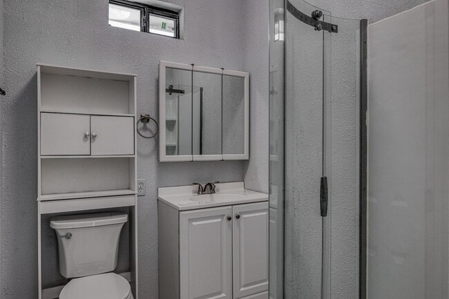 Building Photo - 905 E 3rd St