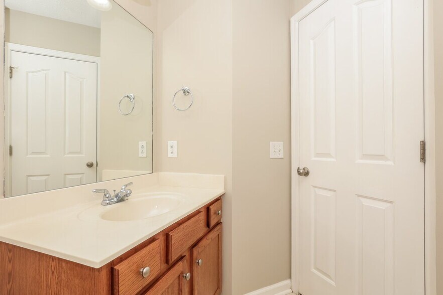 Building Photo - 3428 Hardwood Dr
