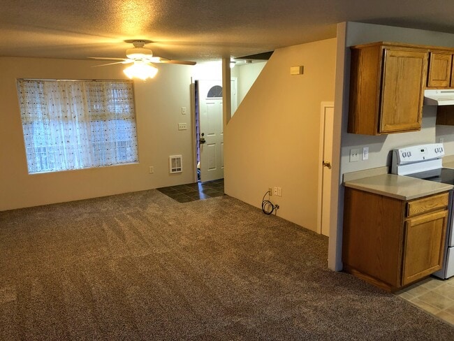 Building Photo - 601 NE Sandstone Ct