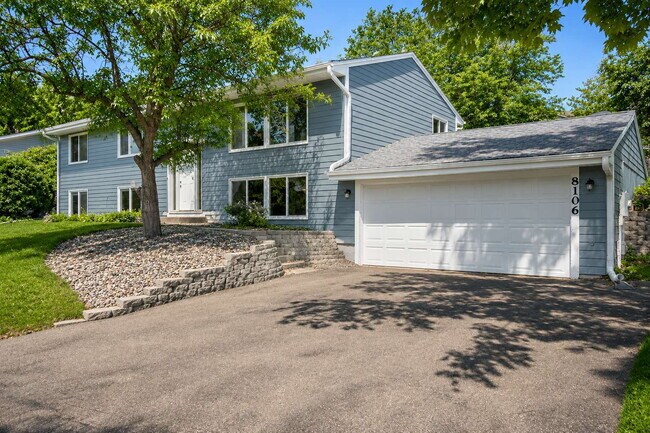 Building Photo - 5 Bedroom Chanhassen Home with fully fenced backyard, basketball court, garden beds.  Fabulous Ho...