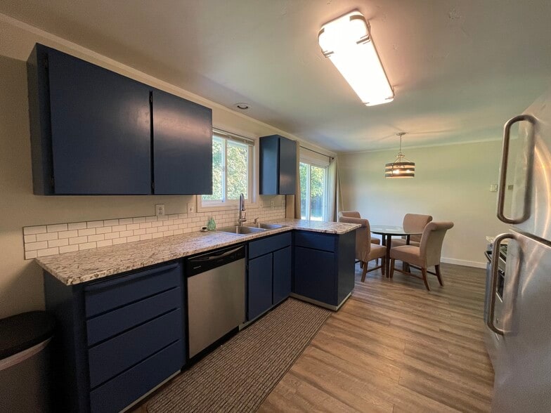 Kitchen & Dining - 500 W Horizon Ct