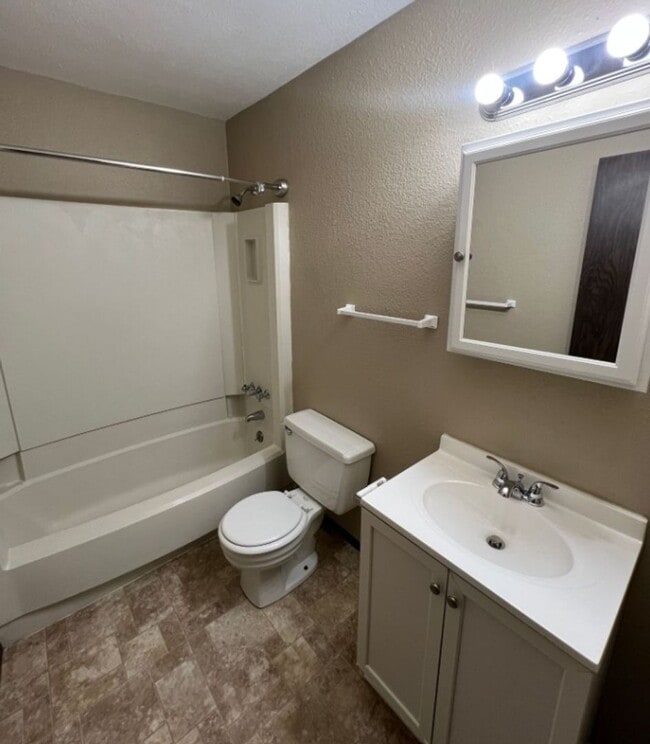 Building Photo - Spacious Duplex with Finished Basement & G...