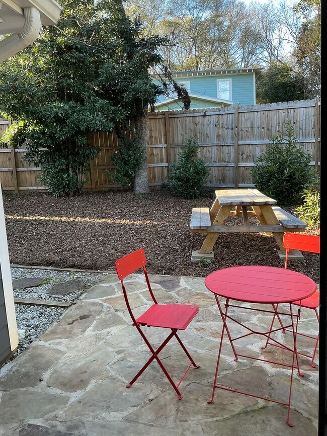 Building Photo - Charming 3 bedroom/ 2 bathroom Home Close to UGA and Hospitals!