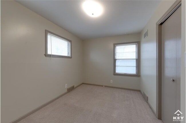 Building Photo - 953 S Doreen St