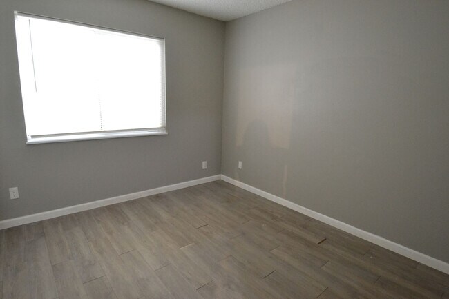 Building Photo - 2920 Straus Ln
