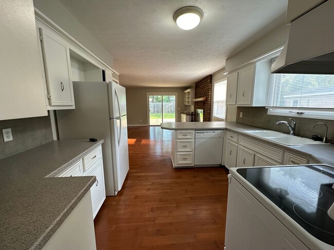 Building Photo - Single Family Home in Alto!