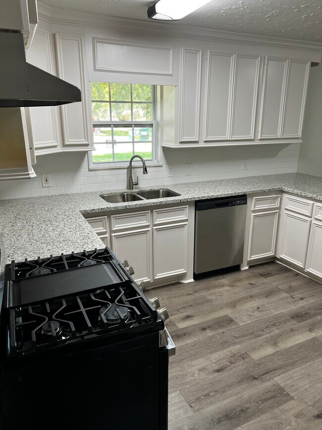 Building Photo - 230 N Holly Ave