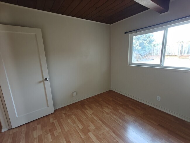 Building Photo - 263 Elmwood Ln