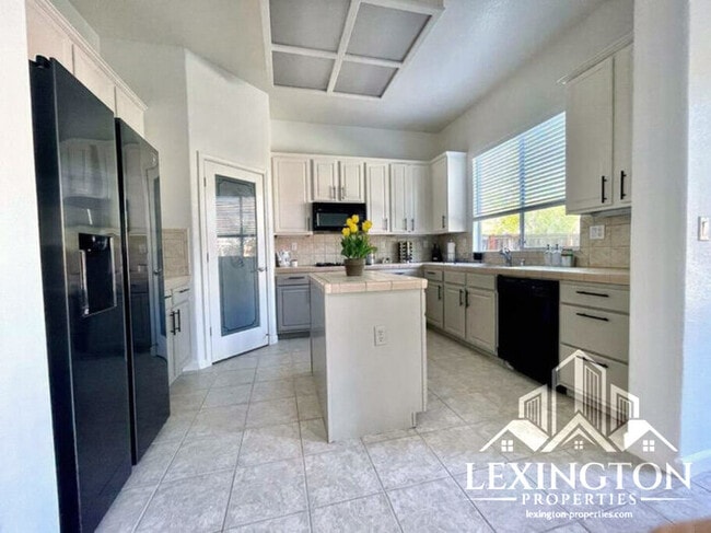 Building Photo - Stunning, 5BD/3BA Home, in West Sacramento with a Pool and BBQ!