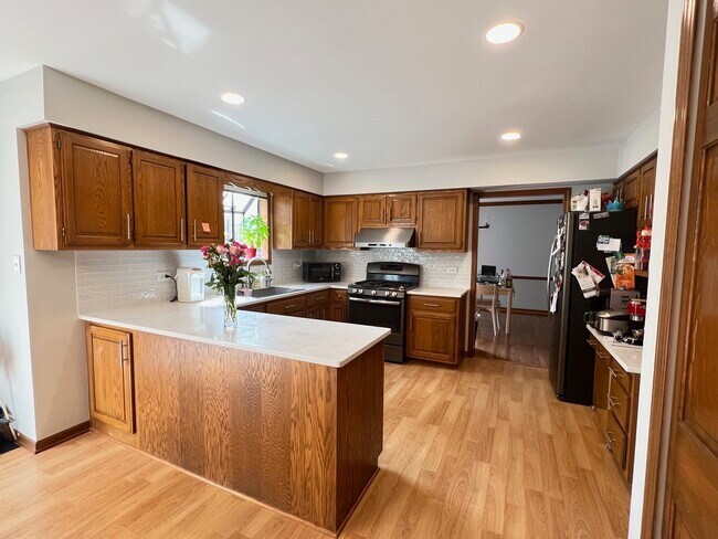 Building Photo - 6096 Angel Ln