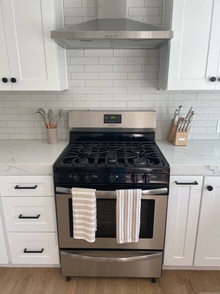 Gas range - 1644 Wellesley Ave