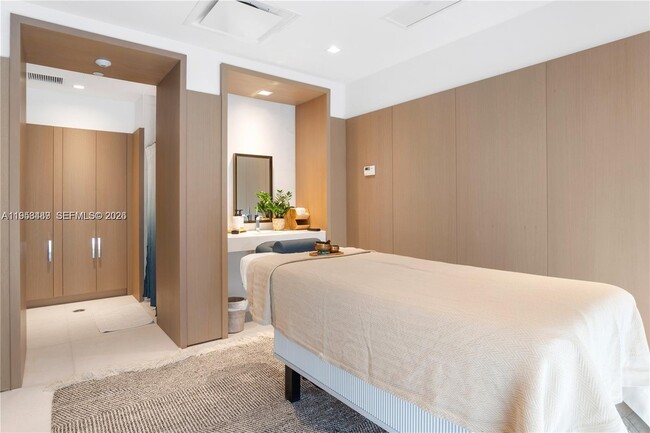 Building Photo - 700 NE 26th Terrace