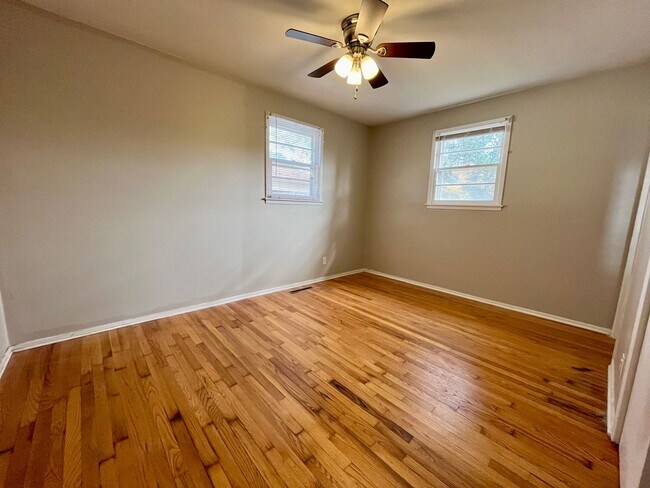 Building Photo - 3 Bedroom, 2 Bath Ranch located in Guilford Hills!!