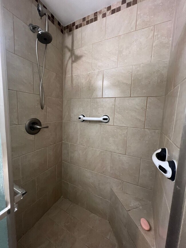 Building Photo - 3 bedroom 2 bathroom single level home in ...