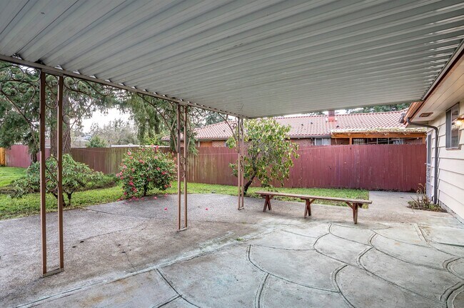 Building Photo - Spacious 4-Bedroom Home with Large Yard, Covered Patio & Garage in Lakewood