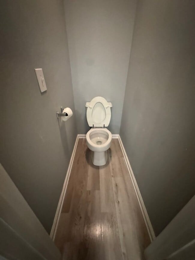 Building Photo - Graham Ave Duplex