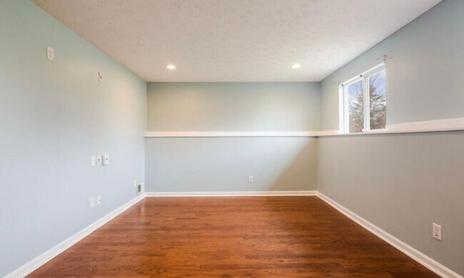 Building Photo - Newly Renovated Hillview Bi-Level!