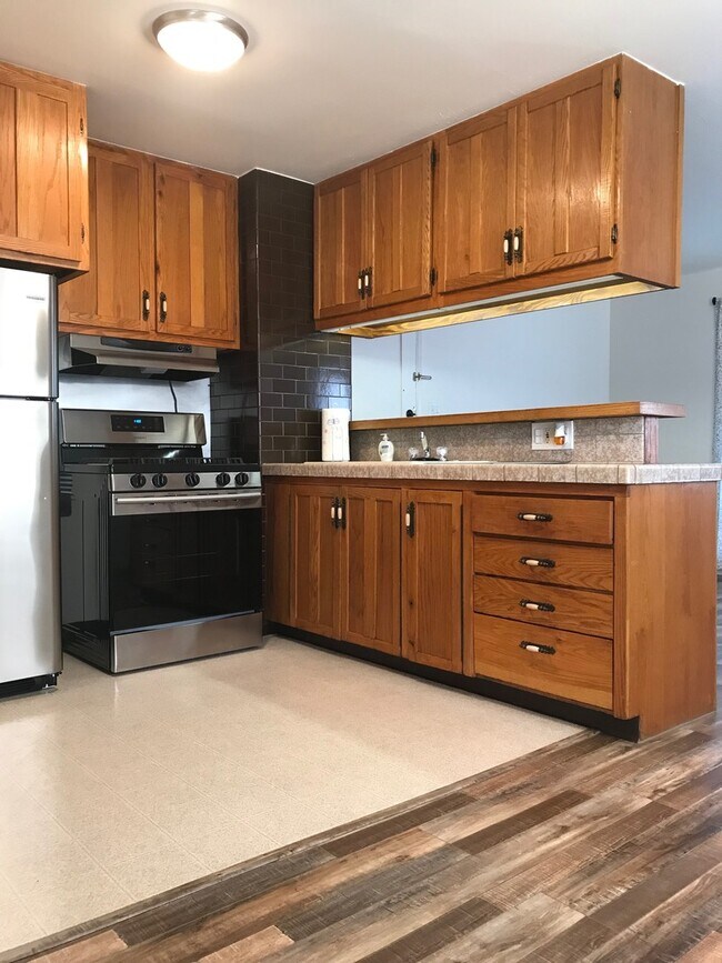Building Photo - Gorgeous 1+1  in Glendale - Close to Eagle...