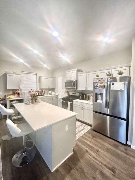 Building Photo - 926 Bradley St NE