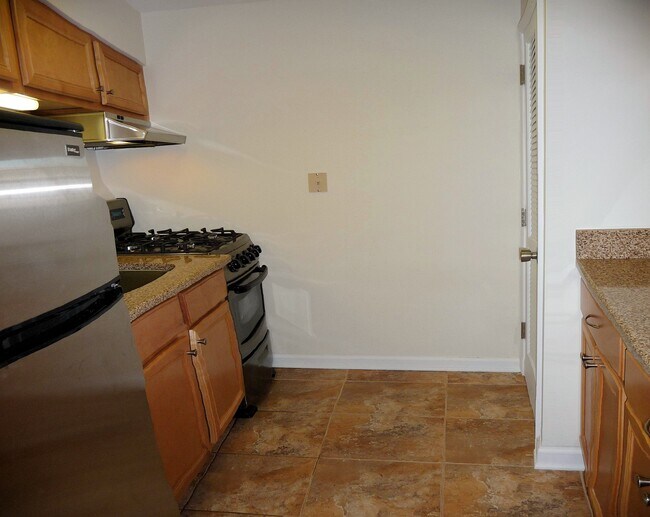 kitchen - 5200 Carriageway Dr