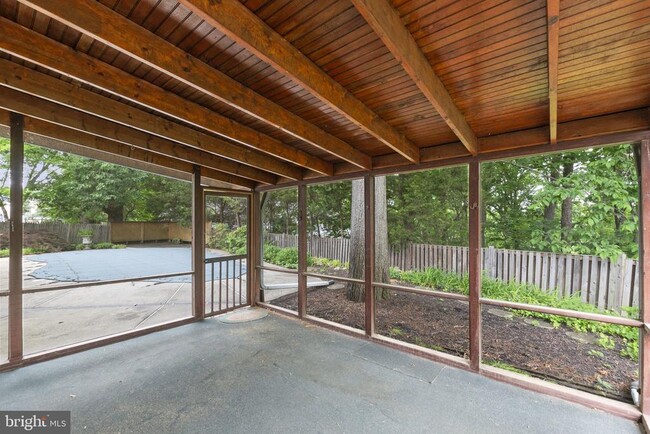 Building Photo - 6048 Redwood Ln