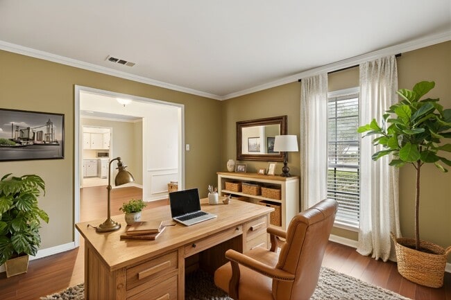 Building Photo - 2114 Briarview Dr