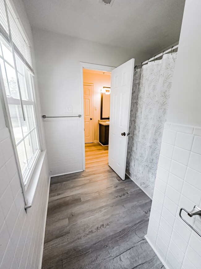 Building Photo - Lovely Home! Lots Of Space!